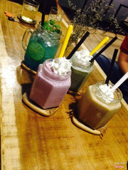 Bluesky, frappe, bluberry, cookies green tea: 158k . Quán này hơi nhỏ và vắng khách nhưng cả view đẹp đồ uống Ok. Đến quán ấn tượng đầu tiên là cửa vào, 2 bên tường được phủ bởi lớp cây trông xanh mướt. Quán này ở đường Trương Quyền, đường này nhỏ nhưng không khó tìm đâu. Nên đi lắm👍👍👍 bonus thêm chị nhân viên cực cute. Hôm đó mình uống 158k, mình đưa 160k thì chị thối lại 5k vì không có tiên thối. Giữ xe free. Nói chung là bao thích 👍👍👍