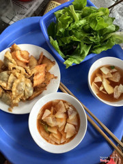 Một đĩa lẫn gồm há cảo và bánh tôm có giá 25k