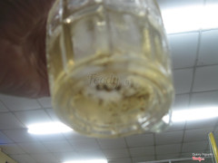 Ly trà đá có cặn