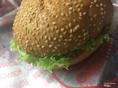 Burger rất ngon, hình thức nhìn cũng đẹp. Vỏ bánh nhiều mè okay.