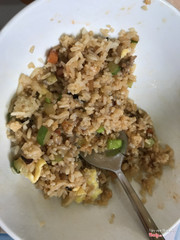 Cơm hơi lạt và hơi nhiều dầu .