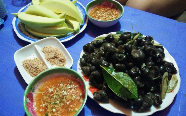 Cô Liên - Ốc Nóng & Chân Gà Nướng