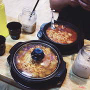 Mì ở đây khá ngậy và được nhiều, trà sữa cũng ngon nữa. Lời khuyên dành cho bạn nào không ăn được cay như mình thì nên ăn cấp 2 hoặc 3. Bạn nào muốn ăn cay thì nên ăn thử ở mức 5 để lường sức mình đã nhé 😂 Lưu ý là các bạn nên uống trà sữa trước khi ăn mì để bảo vệ dạ dày nha 😌 À với cả hình như trong mì có ớt chỉ thiên, mình ăn có 1 miếng tí xíu thôi mà bỏng hết cả lưỡi èeeeeee 😝