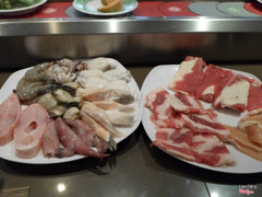 Các món tươi sống buổi trưa không đặt trên băng chuyền mà bưng tại bàn, không tươi, không ngon, toàn đông lạnh.