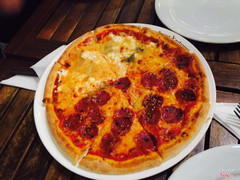 1/2 pepperoni , 1/2 4 loại cheese