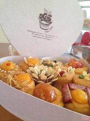 Cho bạn nào có nhu cầu tặng bánh cho những người thân yêu cho trang trọng thì bên mình cũng có hộp giấy nhé. 100k/hộp 10 bánh như hình ;-)
