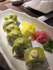 sushi cuộn bơ