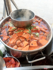 Nhìn nồi bún mún ăn liền 