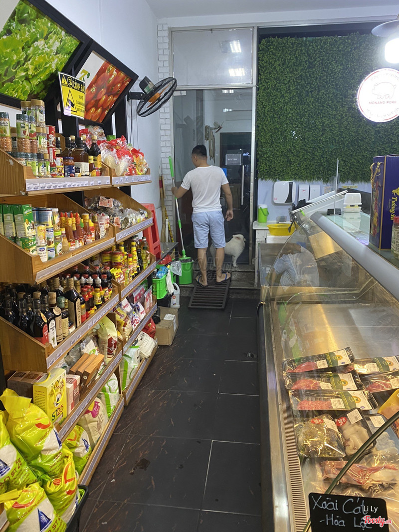 Chó nuôi thả chạy lon ton trong cửa hàng , mất vệ sinh