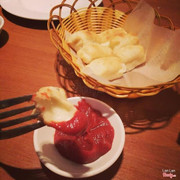 Bị ghiền tương cà này 😂😂😂😂😂😂 mà huhu phải gọi riêng cái phần bánh phô mai này mới có. Tương để trong tủ mát nên lạnh lạnh có cả thịt cà nhuyễn nên ăn rất thơm + bánh phomai nóng 👌👌👌 ngon tuyệt