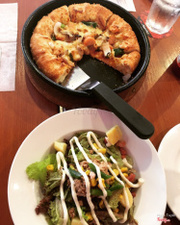 Salad cá ngừ và Pizza gà nấm viền phô mai