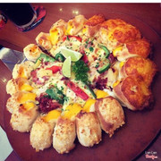 Đế bánh mỏng và phomai nhanh nguội huhu ăn miếng đầu nóng còn ngon. Chứ mấy miếng còn lại cảm thấy khô và ăn chán ngắt í 😨😨😨😰