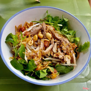 Phở gà trộn chất lượng, hương vị đậm đà, gà dai giòn quyện với nước sốt đặc trưng 