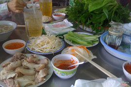 Bánh tráng phơi sương cuốn rau rừng và bắp giò