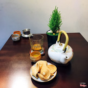 Khi khách đến, quán tiếp đãi bằng 1 đĩa bánh tai heo, giờ hiếm có lắm nha, ngoài ra khách thích uống trà bắc pha trong ấm thì quán vẫn có để phục vụ