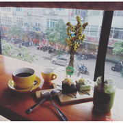 Hôm nay ra Yell Coffee lúc 9:30am.Quán chưa đông nên ngồi so deep.Tầng triệt ngồi bệt,có bàn ngồi gần cửa sổ nhìn ra ngoài rất đẹp.Gọi Matcha Frezee,Hot Americano,bánh Brownie và bánh Greentea.Đồ uống ngon,bánh Brownie hơi khô còn Greentea rất ngon,vừa miệng.Quán đẹp phù hợp để check-in.Đi một mình cũng ok.Giá cả hợp lí,nhân viên nhiệt tình.Cảm thấy rất có thiện cảm với Yell,chắc chủ nhật nào cũng ra mất!!!