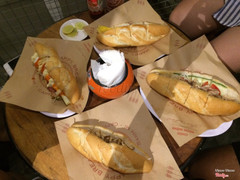 Nếu đến ĐN thì nên ghé thử bánh mì ở đây. Khác hoàn toàn vs bánh mì sài gòn đó. Giá ở đây khá là cao, nhưng bù lại bánh mì ngon cực, quán cũng đẹp nốt. Trong hình là 4 vị khác nhau: JJ, gà, hạ vs đặc biệt thì phải. Nói chung 4 vị đều ngon. Nên ghé.