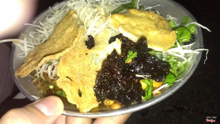 Gỏi khô bò công viên Lê Văn Tám, món ăn dân dã đã trở thành đặc sản của Sài Gòn. Giá 20k/dĩa bao gồm gỏi đu đủ, khô bò đen và các loại rau, kèm với bánh tráng chiên hấp dẫn