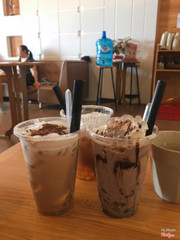 Hôm nay mình có ghé quán, ngồi tầng 2 có mấy bé quánh bài nên ồn, Tết mà nên hem sao 😂😂😂. Có 1 điều là đồ uống quá ngọt, ngọt kinh khủng luôn á, phải xin thêm đá viên bỏ vào nhưng vẫn k chịu đc, đành bỏ lại nguyên ly. Socola đá xay ở đây có thêm cả chân trâu trắng nữa, hơi lạ à nghen. 