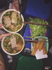 Tình yêu như bát bún riêu❤️ bao nhiêu sợi bún bấy nhiêu sợi tình)))) quán đông cực kì luôn ạ, nhưng phục vụ có thứ tự và nhanh lắm😩 100k chắc thừa với 2 bát bún 1 rổ quẩy và 2 cốc nước ntn💕 