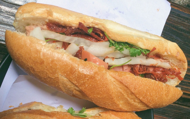 Bánh Mì Cửa Hội 