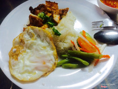 Cơm tấm heo quay trứng opla 37k