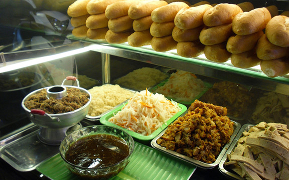 Cô Bé - Bánh Mì & Bánh Bao - Nguyễn Huệ