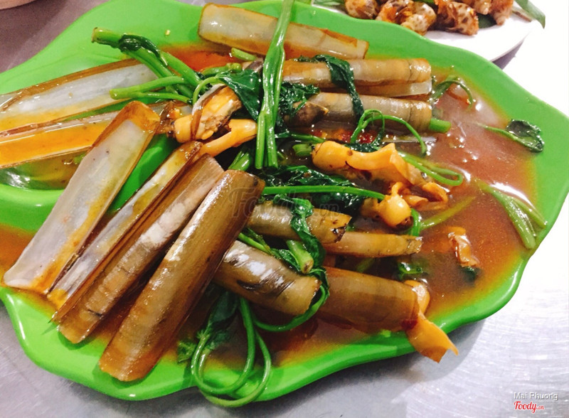 Tớ chưa bao giờ ăn ốc móng tay nhưng giang hồ đồn bảo ngon. Lăm le thử, kết cục ko hợp 😩. Thịt ốc này hơi dai, gia vị xào có chút bơ, ko hợp với tớ cho lắm. Chào thân ái và quyết thắng hehe