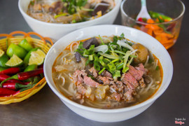 Bún bò tái