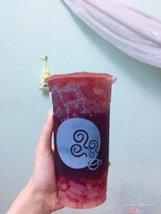 Đào hồng mận hạt é ở gong cha là mình thích nhất. Chua chua đâmj vị thêm hạt é ăn vui vui. Ai thích nước chua chua thì nên uống thử loại này. Mình uống gongcha chỉ uống lại này với xoài đá xay thôi, xoài đá xay cũng ngon lắm