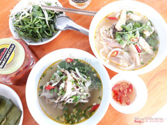 Bánh canh cá lóc đầu cá bao gôm đầu và ruột, chén nước mắm cay cay thơm lừng. 1 lần đên BaThao là vạn lần mê