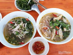 Tô bánh canh đầu cá. Nhìn hấp dẫn và thơm ngon. Hãy đến bánh canh bathao tận hưởng ít nhất 1 lần trong đời