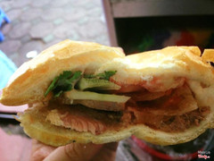 Bánh mì trứng, pate, chả, xúc xích : 10k