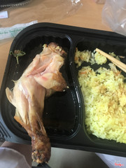 Cơm Đùi gà vừa ship đến, sống nguyên k ăn được