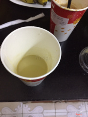 Đây là Trà olong sữa, chưa được 1/3 cốc ý. Đặt 5 cốc đều như này, cốc trà đào bên cạnh đã cho nửa khay đá mà mới được  nửa cốc :(