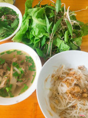  Phở 2 tô : bánh phở mềm dai, rưới lên trên là nước béo lẫn với thịt heo bằm nhỏ và tóp mỡ. Ngập trong tô nước lèo là thịt bò tái, xương heo hoặc bò viên. Nổi lên mặt nước là hành ngò xắt nhỏ. Rau ăn kèm xà lách, quế và giá. Gia giảm mặn nhạt bằng tương nâu rồi từ từ thưởng thức. Hãy đến với quán Loan ngay nào 😋