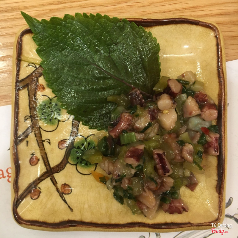 Món khai vị bạch tuộc trộn mù tạt có vị khá mặn và khó hiểu. Hình minh hoạ là bạch tuộc sống nhưng đây là cái mình nhận được.