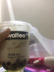 Ảnh chụp hơi phèn nhưng chất lượng của ly ts số dzách luôn nhé. Chưa bh mình uống ly ts nào nhiều trân châu đường đen tn, siêu đã luôn nha :3 lúc ship đến trân châu vẫn còn nóng ấm. Quán tiếp thu chú ý giảm đá cho mình, điểm cộng rất lớn. Với giá sale đến 2/3 nhưng vẫn đảm bảo 1 ly trà sữa đậm vị, chất lượng thế này thì các bạn đừng ngần ngại gì nhé :3 chắc chắn sẽ quay lại