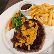 Beef steak rib eye mềm mọng ước Ướp vừa vẫn giữ đc vị ngọt thịt tự nhiên, sốt redwine ăn hợp, rất vừa miệng