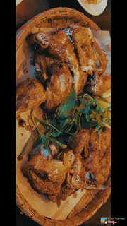 1 nửa gà nướng chanh dây mật ong và 1 nửa nướng tây nguyên, ngon lắm huhu