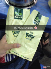 Đi giao hàng ngang công viên Lê Thị Riêng trời mưa ráng chạy vô mua cho được cái bánh 😂😂