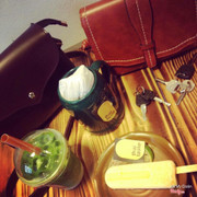 Hè nóng nực như thế này có lẽ kem chính là sự lựa chọn tốt nhất cho danh sách đồ ăn vặt của chúng ta. Hôm nọ tiện đi trên đường nhìn thấy Thái Táte nên mình ghé vào thử. Quán cũng mở khá lâu rồi nhưng hôm nay mình mới đến. Về căn bản là quán hơi nhỏ lại nằm thọt lỏm bên trong, dù ở mặt đường nhưng cũng không dễ tìm lắm. Menu của quán thì có khá nhiều thứ để lựa chọn: kem, trà sữa, chè,.. Và còn có cả cơm gà, bò,...nữa. Mình mới thử kem và trà thái ở đây. Theo cá nhân mình thấy thì cả hai thứ cũng không có gì đặc biệt lắm. Hôm nọ bạn mình có thử ăn chè ở đây thì nó bảo khá ngon. Giá cả ở đây cũng phải chăng, phù hợp với túi tiền học sinh sinh viên. Cơm thì chỉ tầm30-60k còn kem đồ uống cả chè thì chỉ từ 10-25k. Không gian ở đây mình thấy khá được, nhỏ xinh nhưng ấm cúng. Các nhân viên ở đây toàn con trai thôi, chả có chị hay cô nào cả, tuy vậy các anh cũng khá khéo tay và nhiệt tình