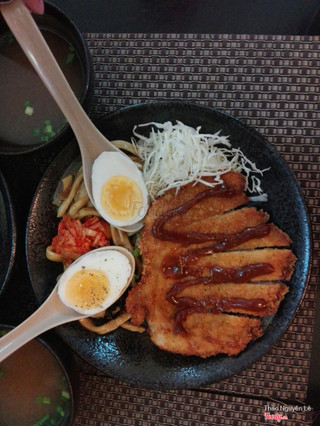 Đây là udon tonkatsu nha. Miếng thịt heo chiên xù còn to nhiều hơn udon nữa 😂😂😂😂