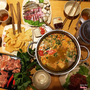 Lẩu thái food corner 98a bà triệu nhaaa. Quán hơi bé có 2 tầng thôi, cũng có máy lạnh nhưng cũng chỉ hơi mát thôi ấy chứ vừa ăn vừa lau mồ hôi. Bọn mình đi 4 đứa gọi 1 nồi lẩu 250, r gọi thêm 1 đĩa hải sản và rau, 2 bình nước nữa. Hết 450 tất cả. Nước dùng ngon nhưng chắc đồ hơi ít nên phải thêm :)) nhân viên cũng nhiệt tình nhanh nhẹn 👏. Ncl mình dễ tính nên cũng ổn trừ việc thiếu máy lạnh vs thiếu ko gian thôi :)) à nước ở đây cũng ngon lắm nhé