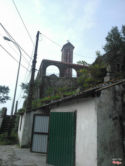 Những căn nhà đổ nát dẫn lên ngọn đồi su su