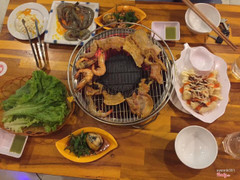 Toàn cảnh bàn ăn, có 1 số món đã dọn xuống