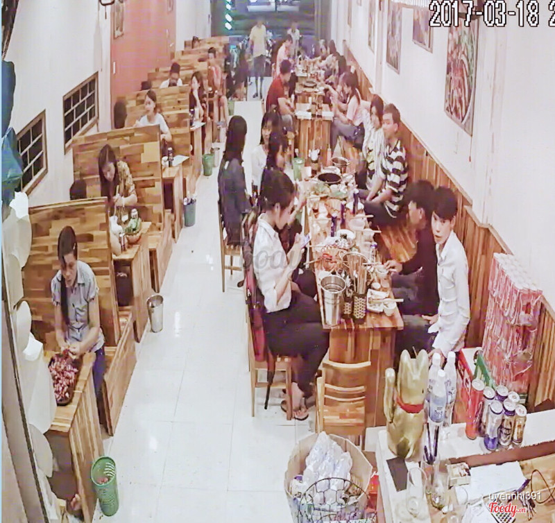 Lúc vào qáun khá đông