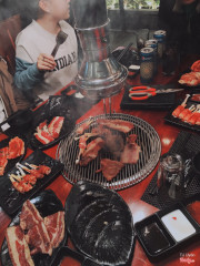 - không gian đẹp . Đồ ăn rất ngon , phục vụ rất dễ chịu . 