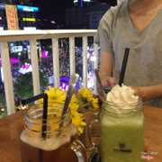 Nice view, drinks are kinda nice 6/10 for both (Matcha iceblended and Peach tea). Took too long to serve, weak wifi. Great atmosphere. Music? Not really.