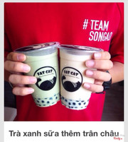 "Xanh sữa, lúc nào cũng xanh sữa, đi đâu cũng xanh sữa ;))) Fan cuồng mà, xanh sữa ở đây ngonnn... Giá thì tầm tầm của mình nên tuần nào cũng ra đây ngồi, hôm nào vắng khách thì ôm con mèo béo suốt buổii... 😀😀😀" 